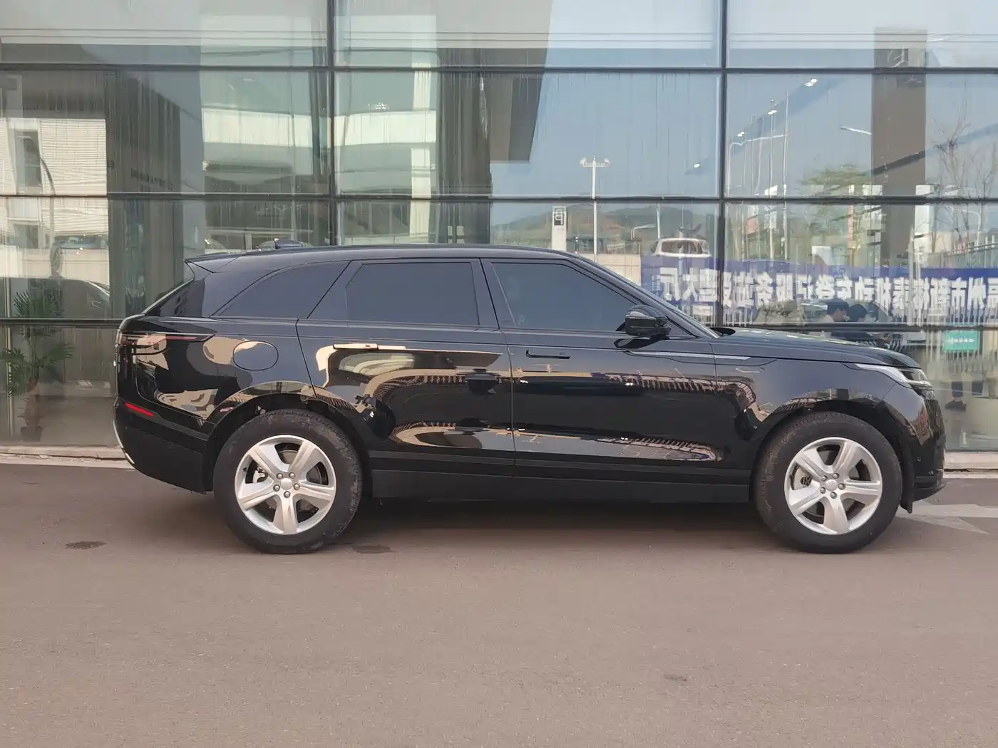 Land Rover Range Rover Velar 2025 S фото 23