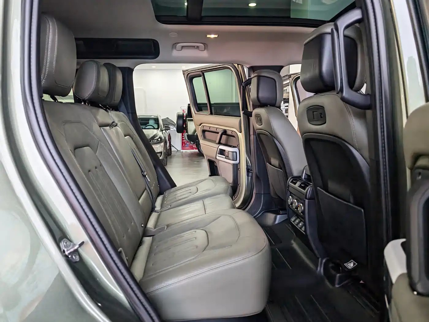Land Rover Defender 2020 Model 110 P400 HSE фото 20