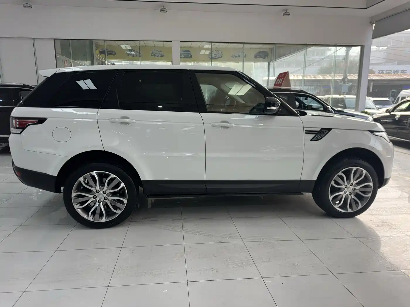 Land Rover Range Rover Sport 2015 3.0 SDV6 HSE фото 20