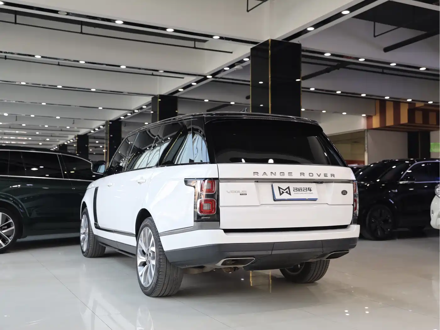 Land Rover Range Rover 2021 3.0 L6 Heritage Extended Classic Edition фото 16