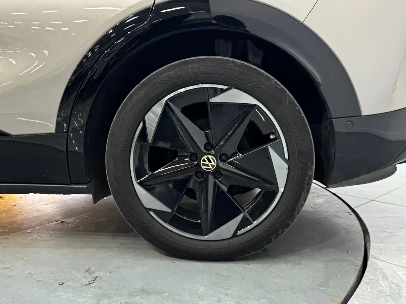 VOLKSWAGEN WITH THE CROWD 06