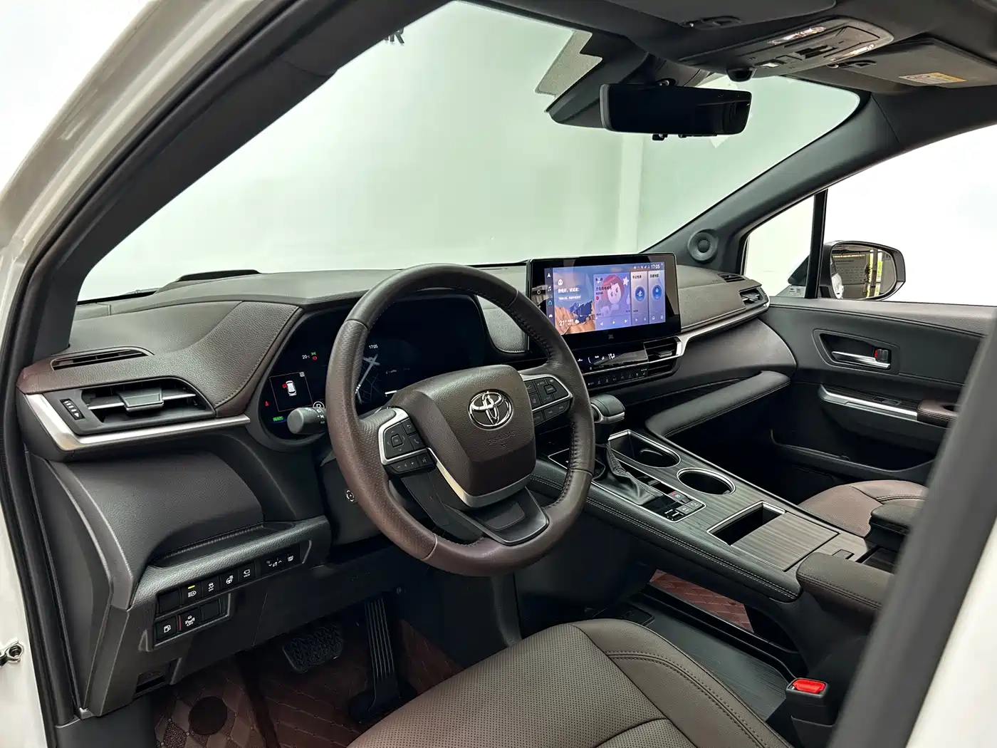 Toyota Sienna 2024 2.5L Hybrid Platinum Edition фото 6