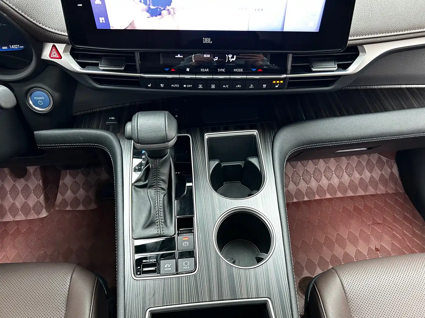 Toyota Sienna 2024 2.5L Hybrid Platinum Edition фото 13