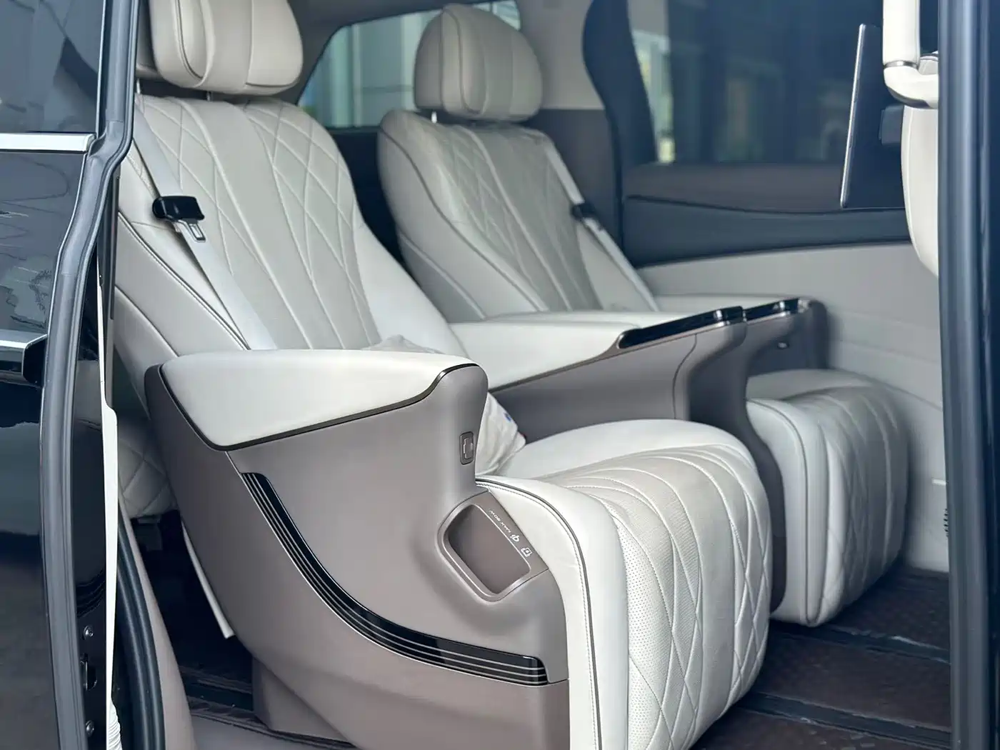 Denza D9 2022 2022 DM-i 970 AWD Flagship
