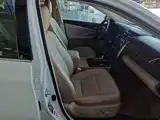 Фото 8 - Toyota Camry