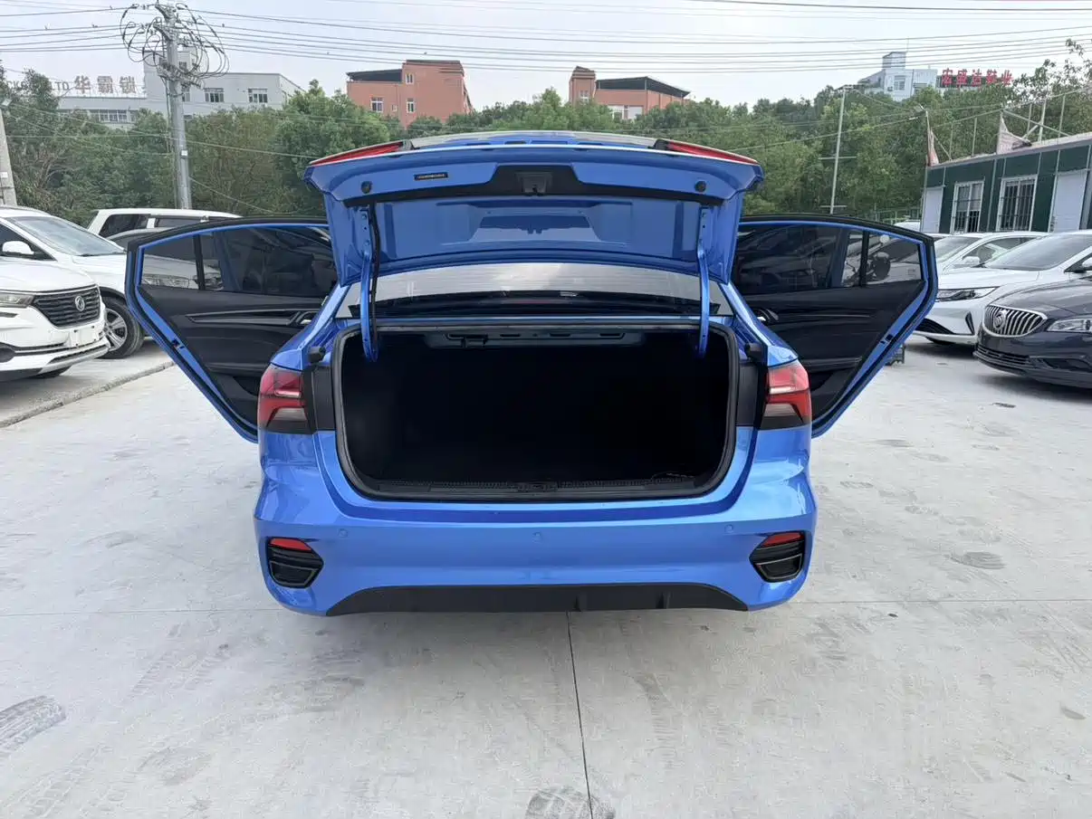 Фото 10 - Roewe i5