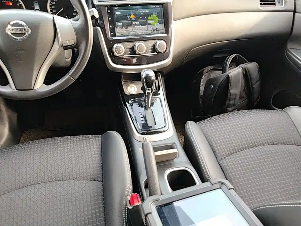 صورة 14 - Nissan Tiida