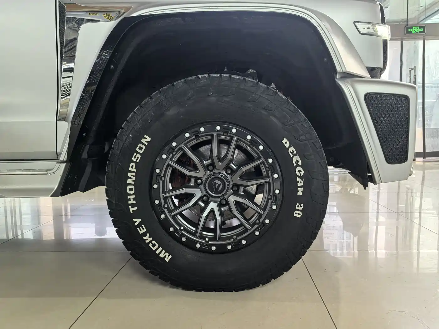 TANK CO CREATION TANK 300