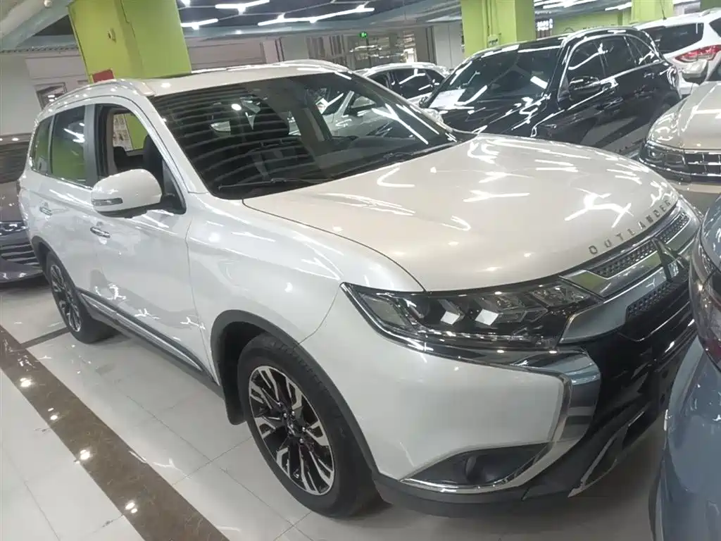 Mitsubishi Outlander 2019 2.4L 4WD Deluxe Edition 7-Seater China VI фото 4