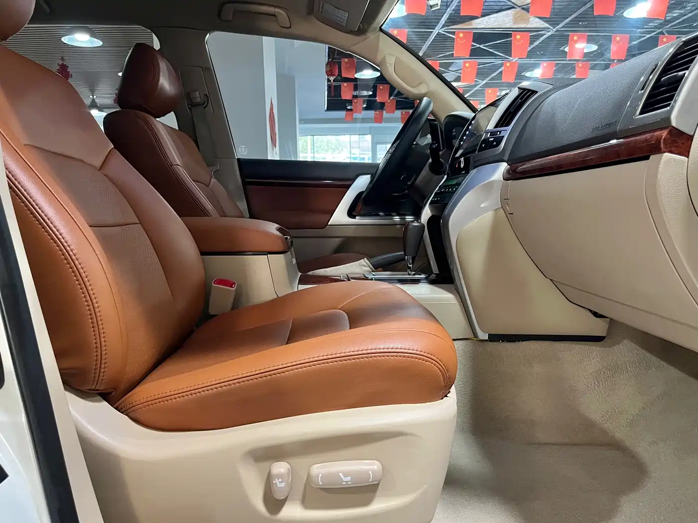 Toyota Land Cruiser (Import) 2015 4.0L V6 Middle East Low Configuration Edition фото 12