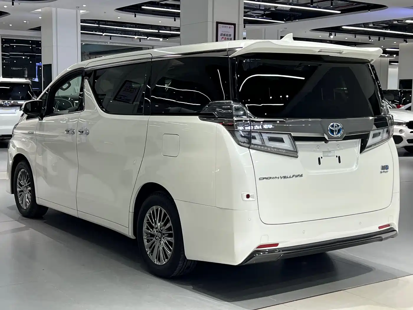 Toyota Vellfire 2021 Crown Hybrid 2.5L HV Luxury Edition фото 4