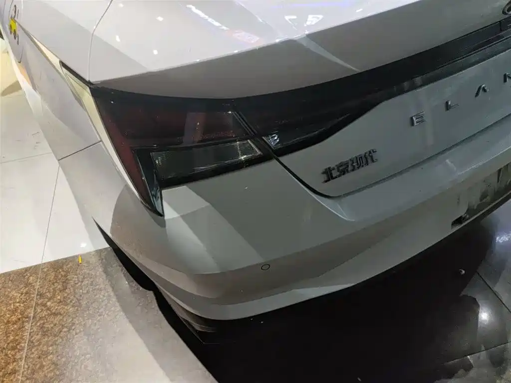 Hyundai Elantra 2022 1.5L CVT LUX Premium Edition фото 10
