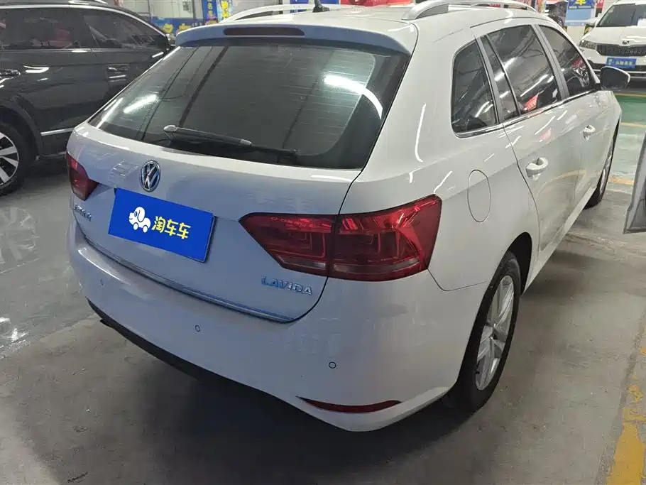 Volkswagen Lavida Tour 2015 1.6L Automatic Comfort Edition фото 3