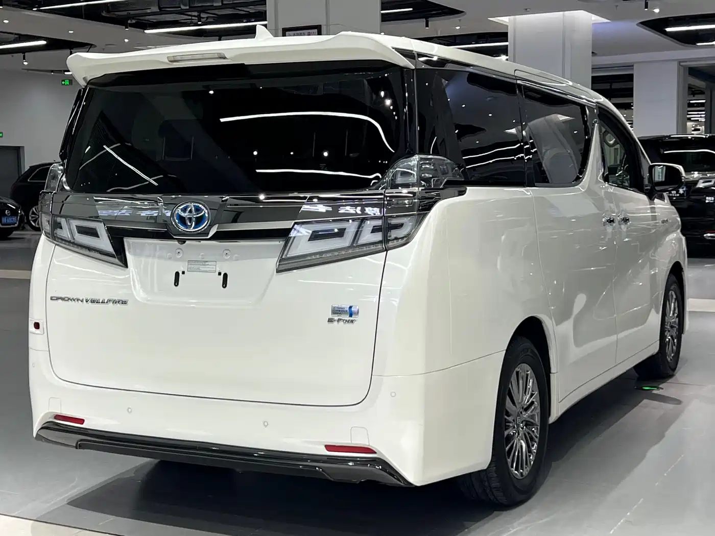 Toyota Vellfire 2021 Crown Hybrid 2.5L HV Luxury Edition фото 6