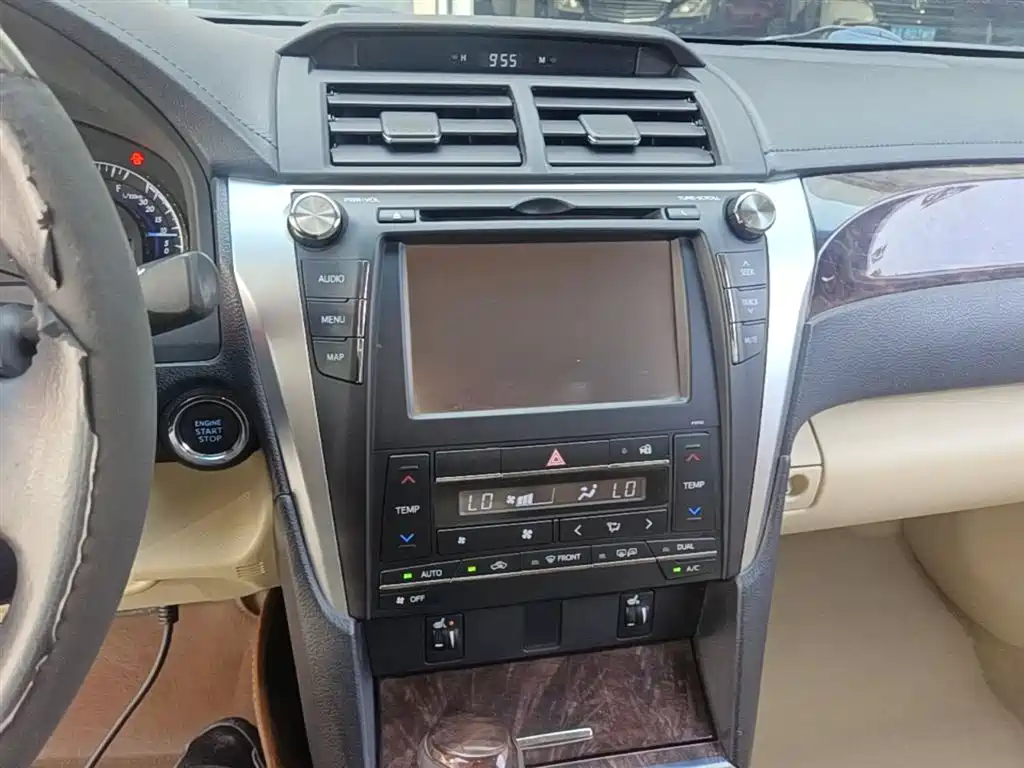 Toyota Camry 2015 2.5G Luxury Navigation Edition фото 13