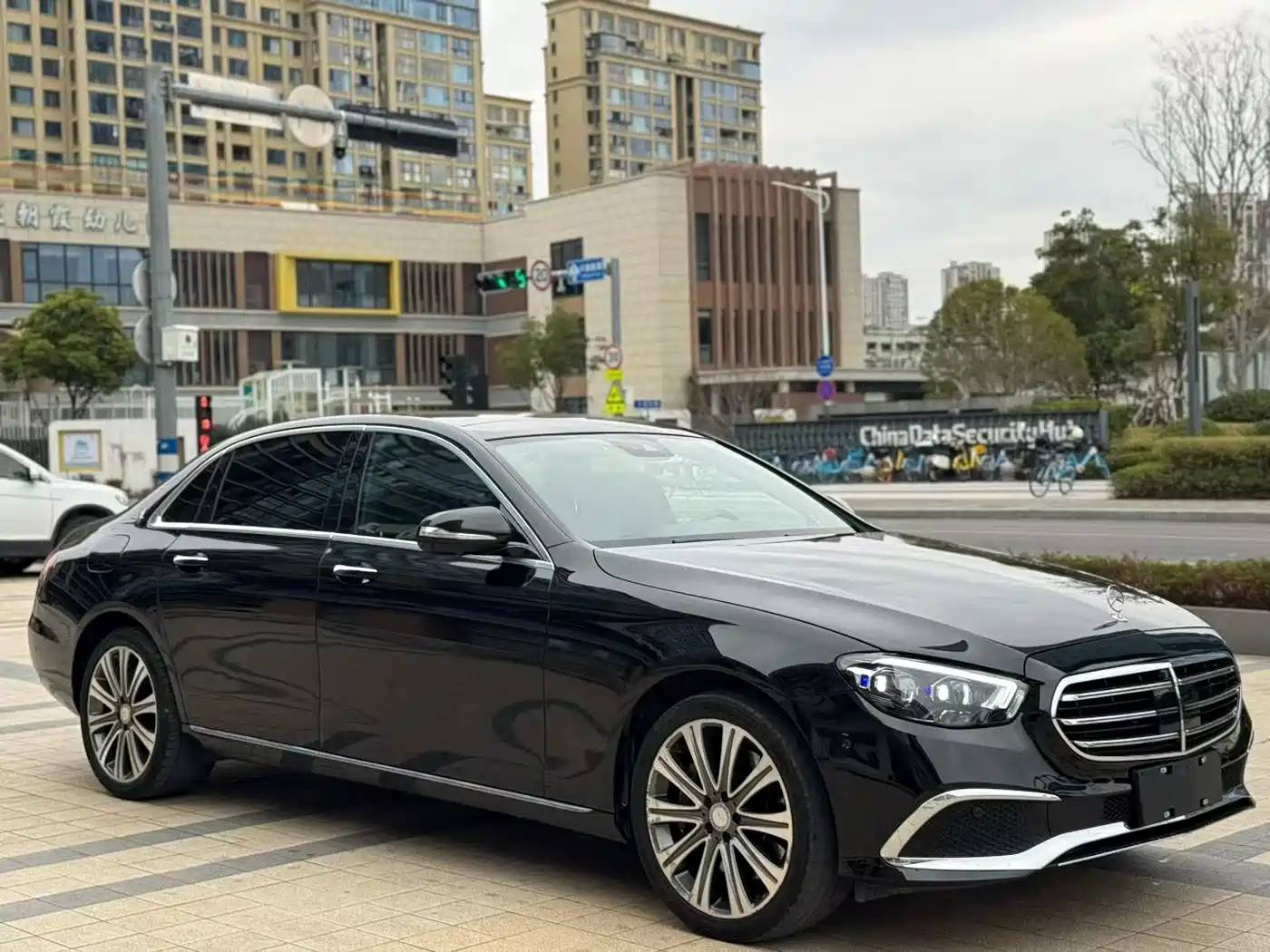 Mercedes-Benz E-Class 2017 Model E 320 L 4MATIC фото 9