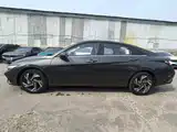 Photo 9 - Hyundai Elantra