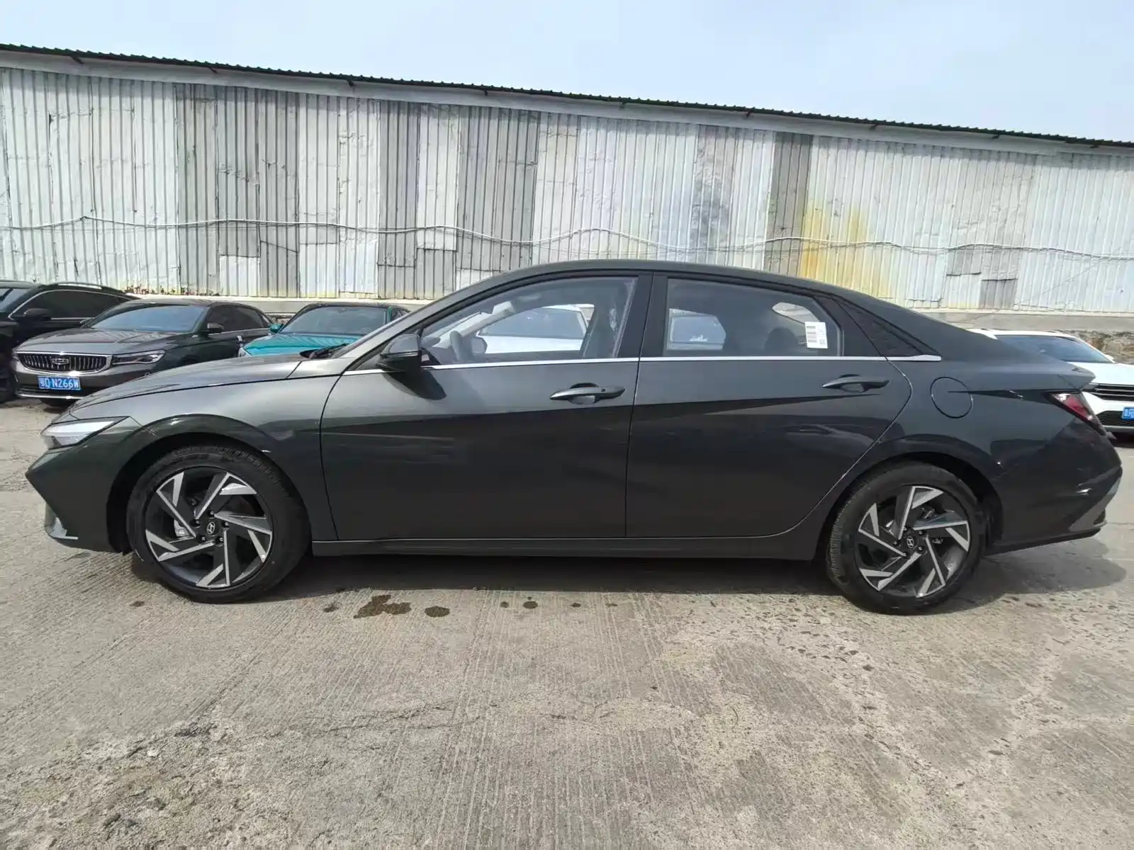 Photo 9 - Hyundai Elantra