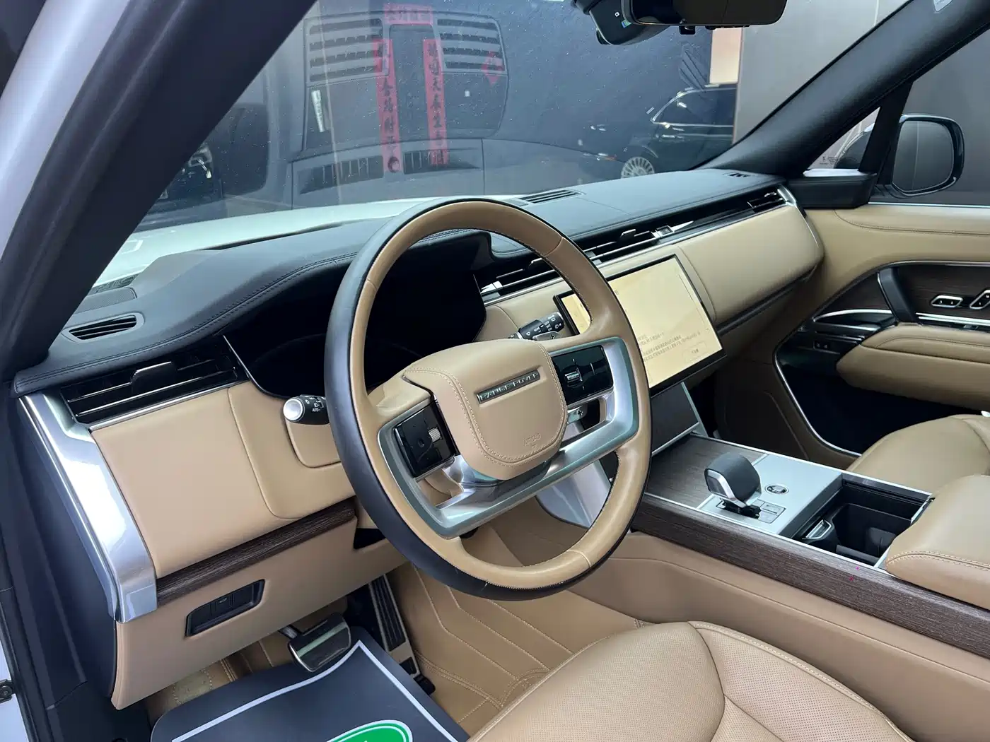 Land Rover Range Rover 2024 3.0 L6 400PS Genesis Extended фото 6