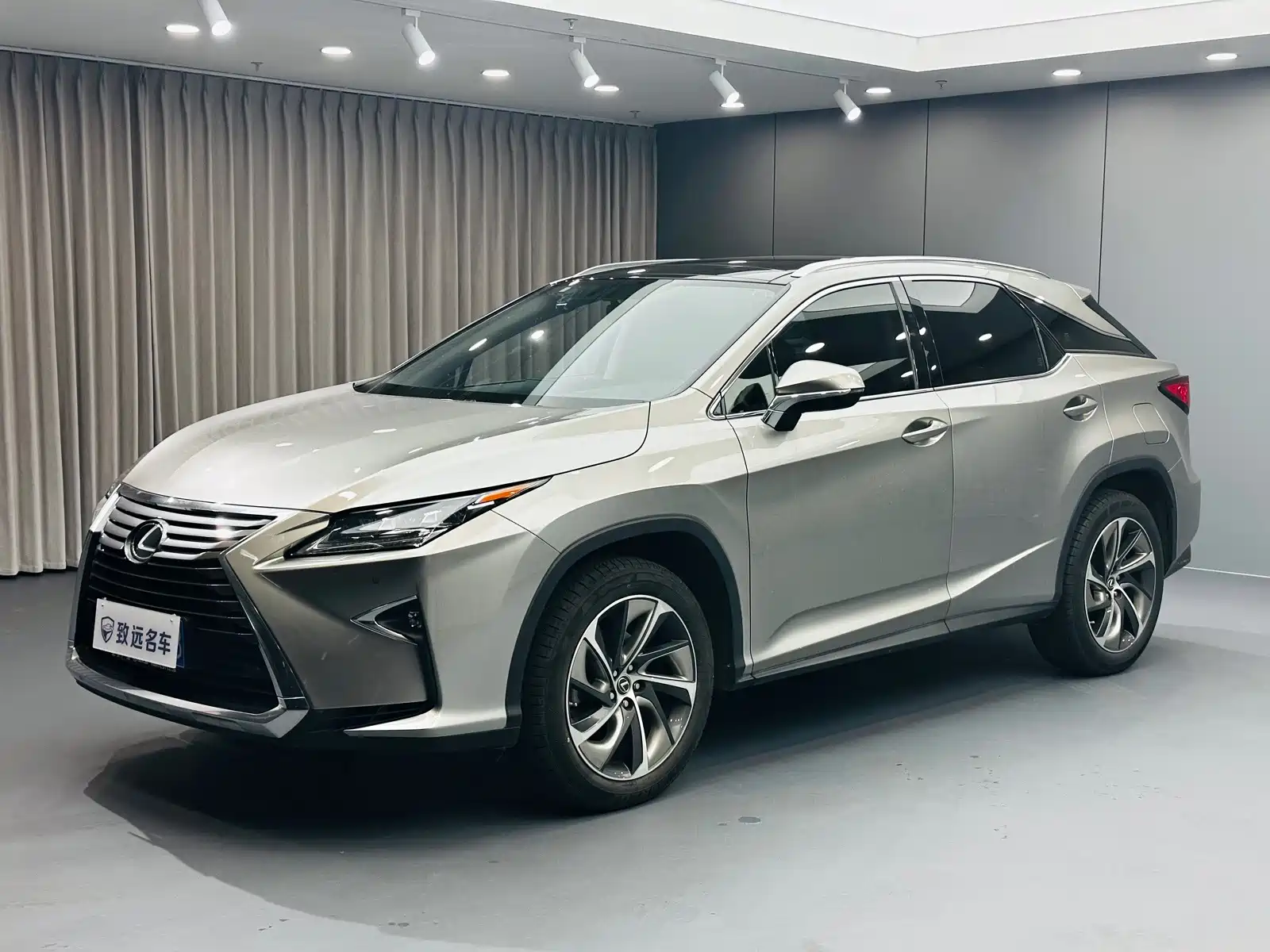 Фото 1 - Lexus RX