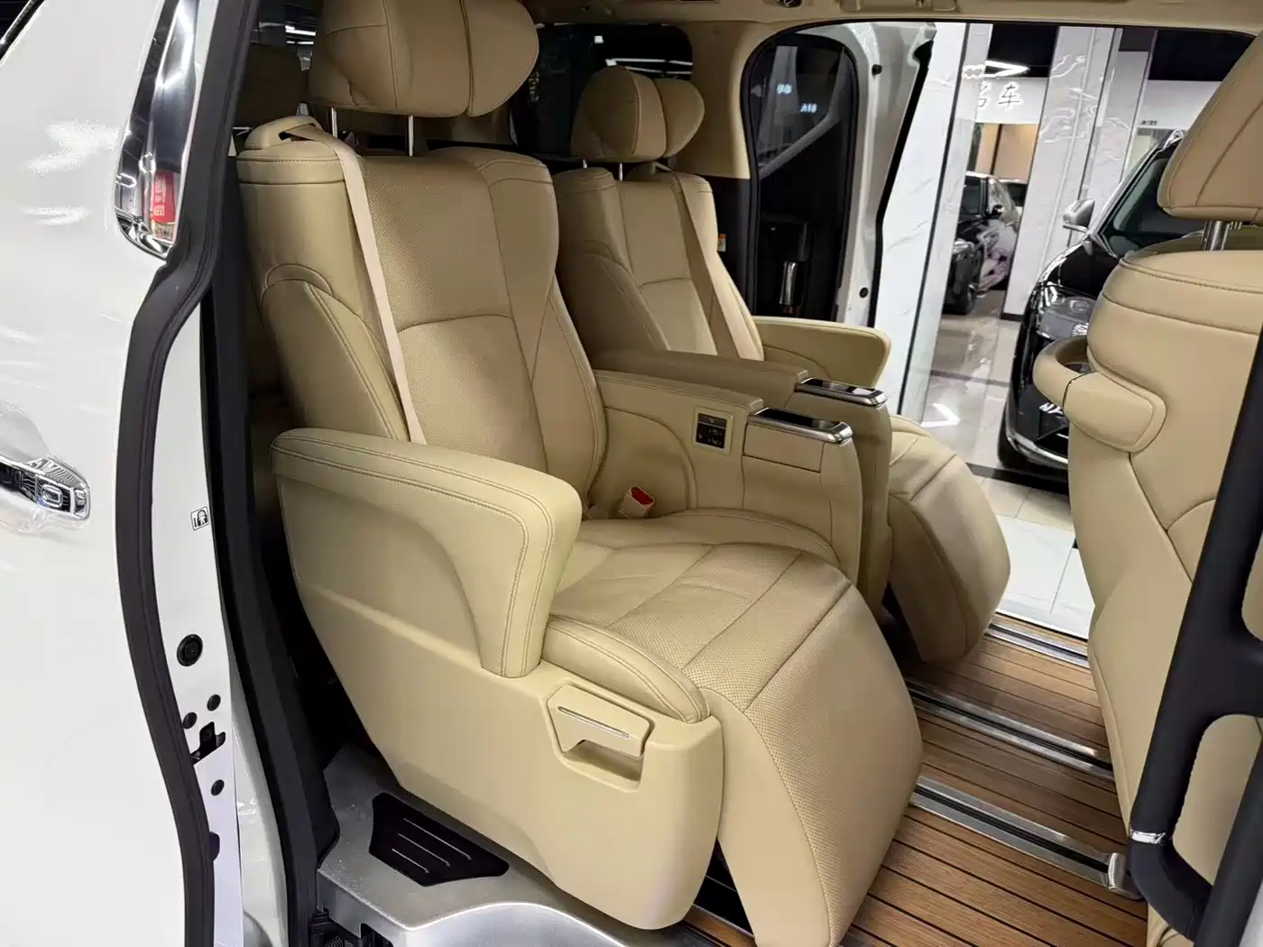 Toyota Alphard 2020 Hybrid 2.5L Luxury Edition фото 8
