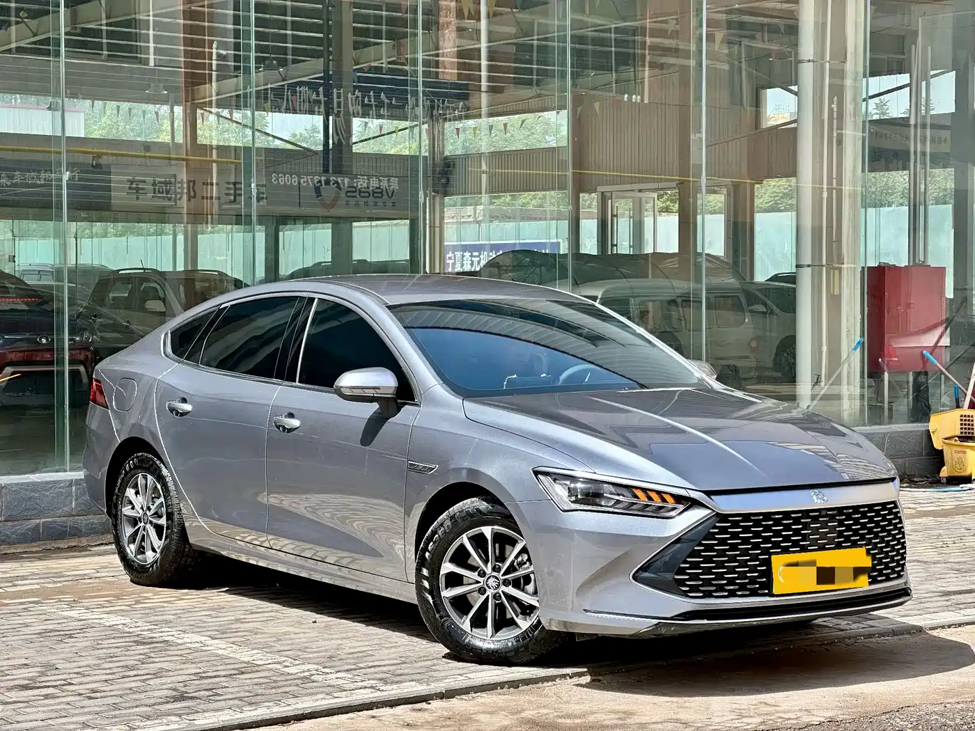 BYD Qin PLUS 2024 Glory Edition DM-i 55KM Leading фото 3