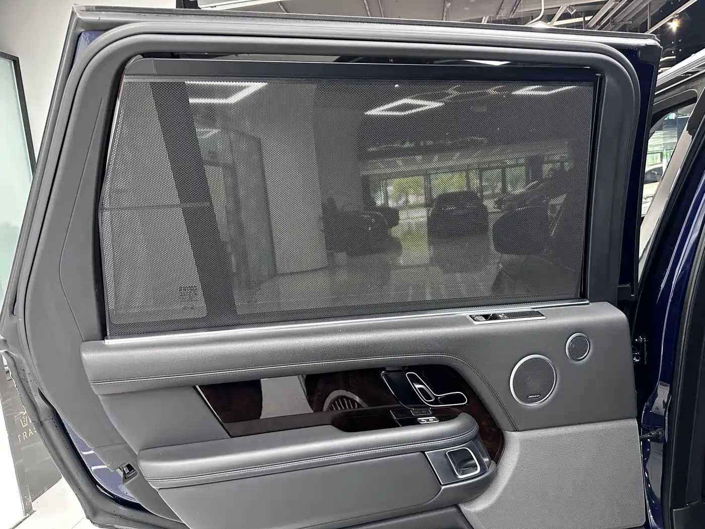 Land Rover Range Rover 2020 3.0 L6 Heritage Extended Edition фото 16