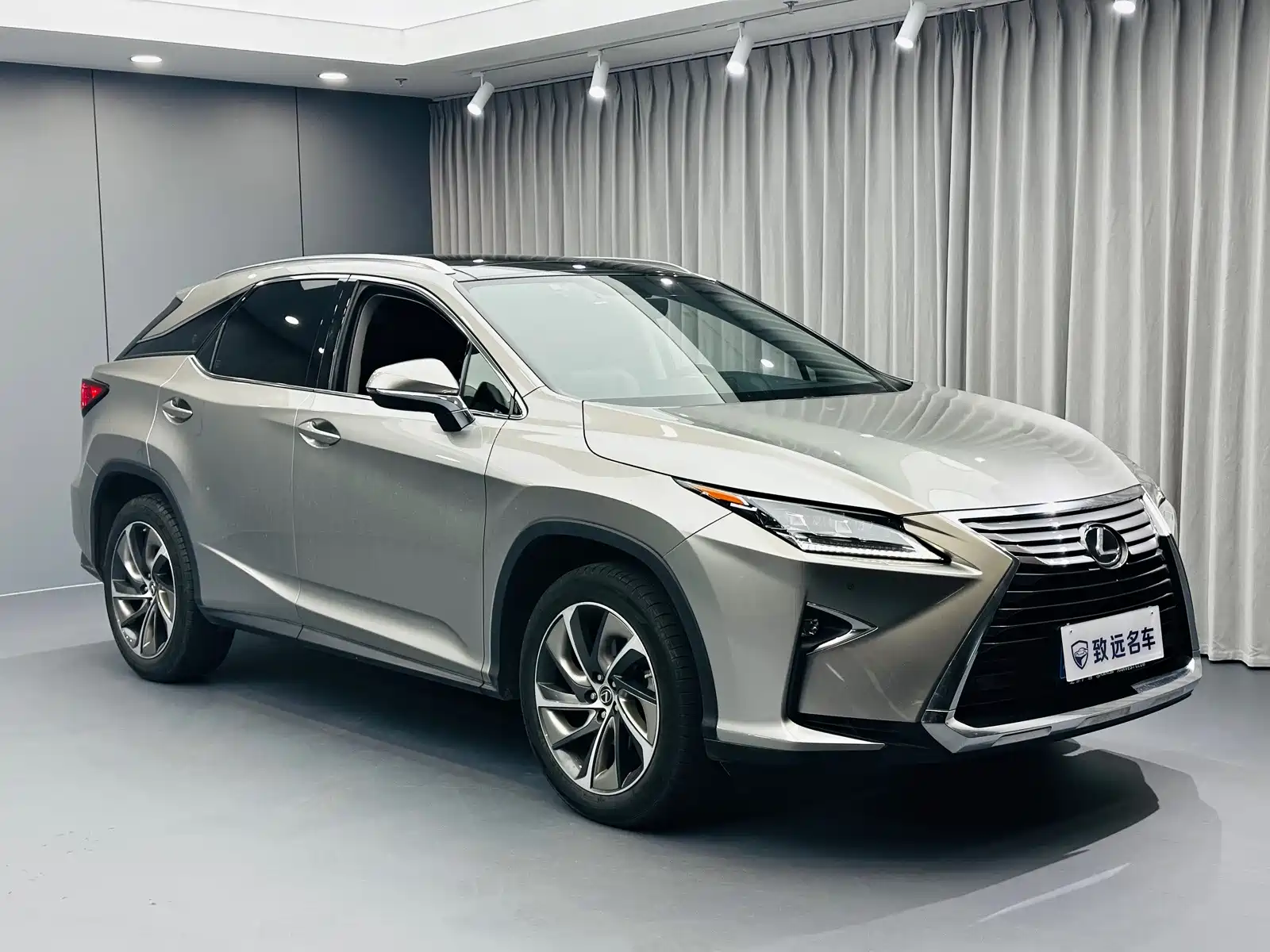 Фото 3 - Lexus RX