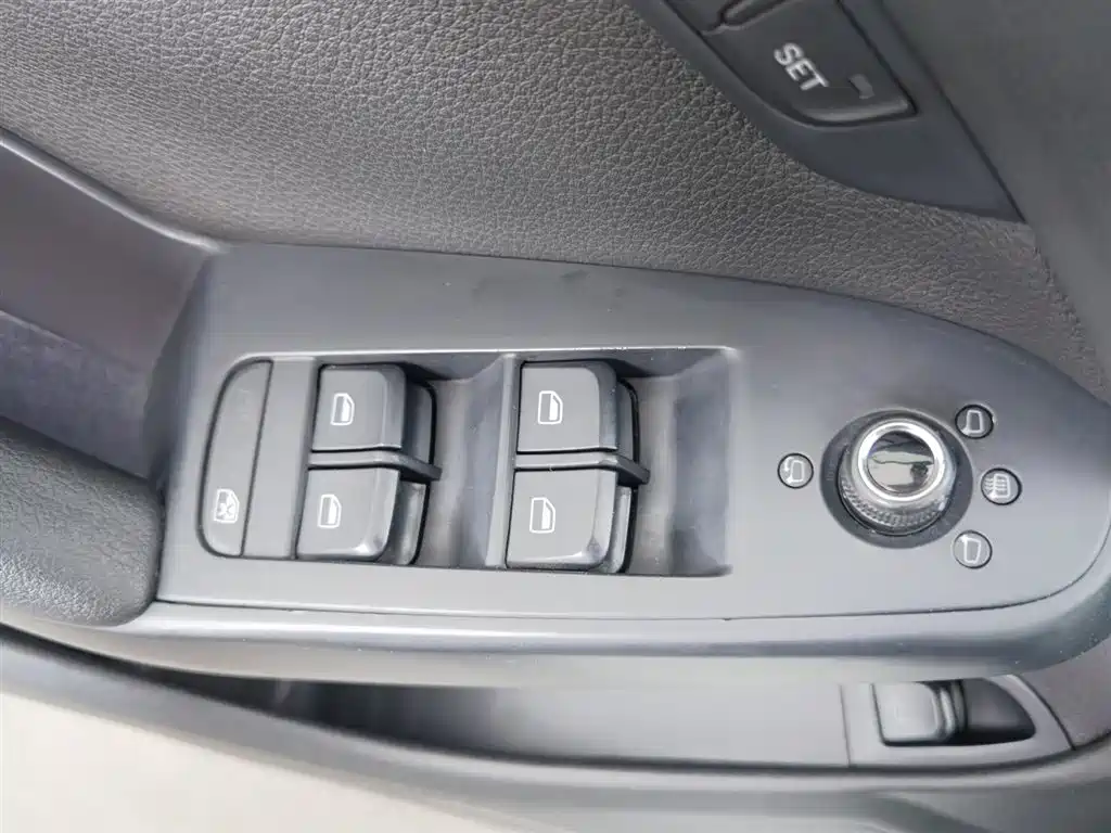 Audi A4L 2010 2.0 TFSI Technology фото 9