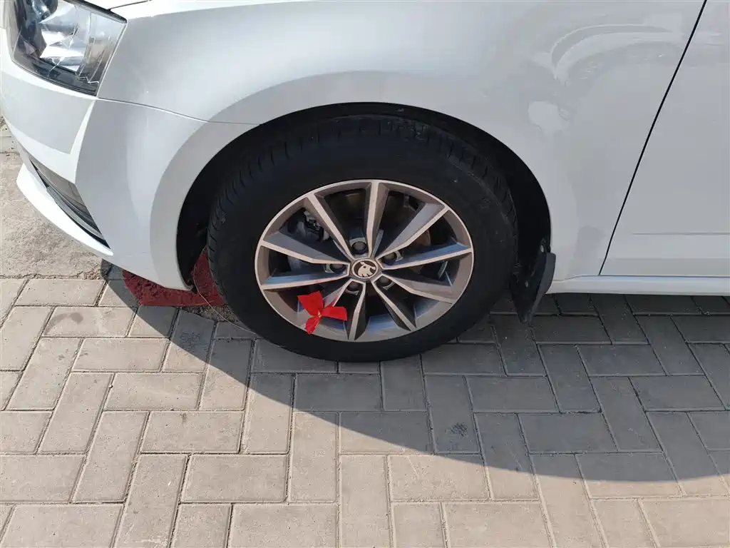 Škoda Octavia 2017 Classic 1.6L Manual Comfort фото 25