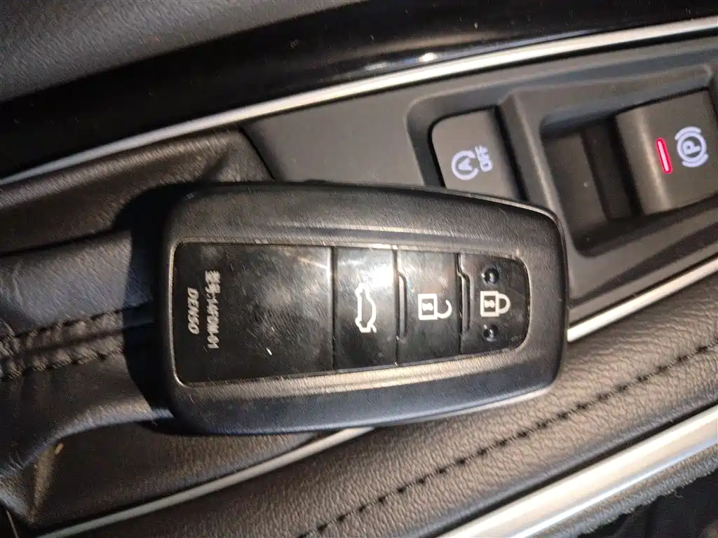 Toyota Avalon 2022 2.0L Luxury Edition фото 9