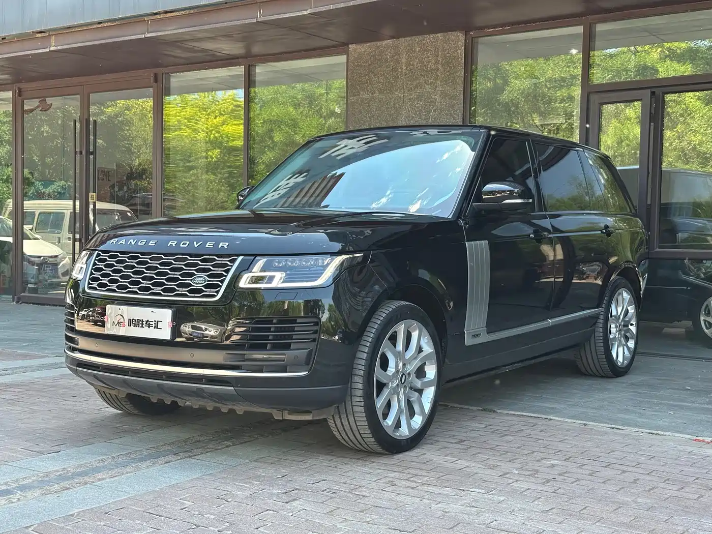 Land Rover Range Rover 2022 3.0 L6 400PS Heritage Extended Classic Edition фото 4