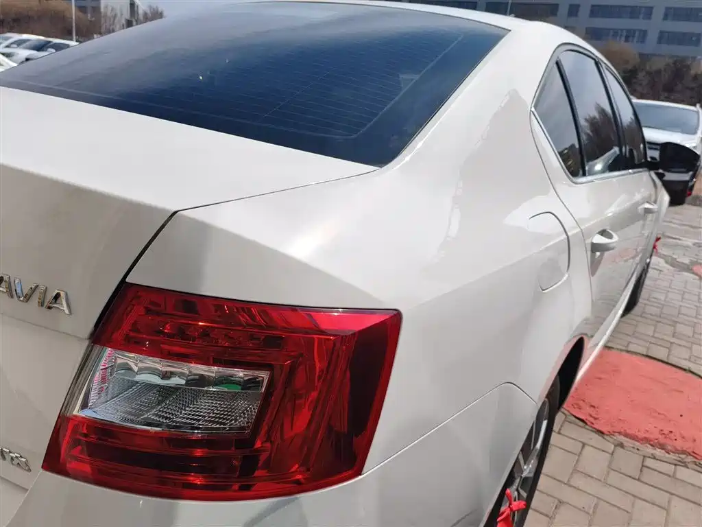 Škoda Octavia 2017 Classic 1.6L Manual Comfort фото 5