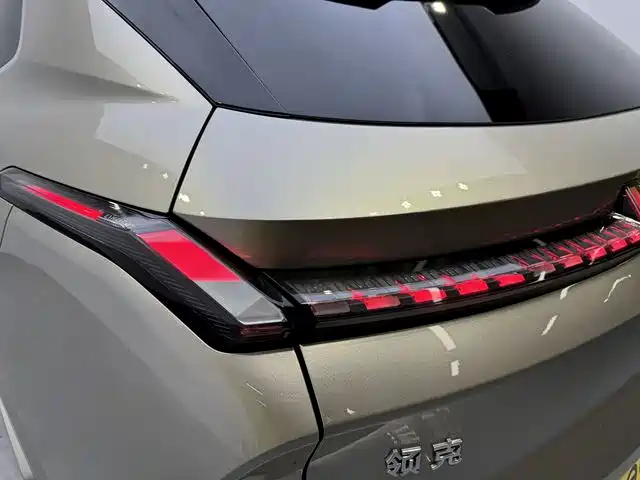 صورة 18 - Lynk & Co 08 EM-P