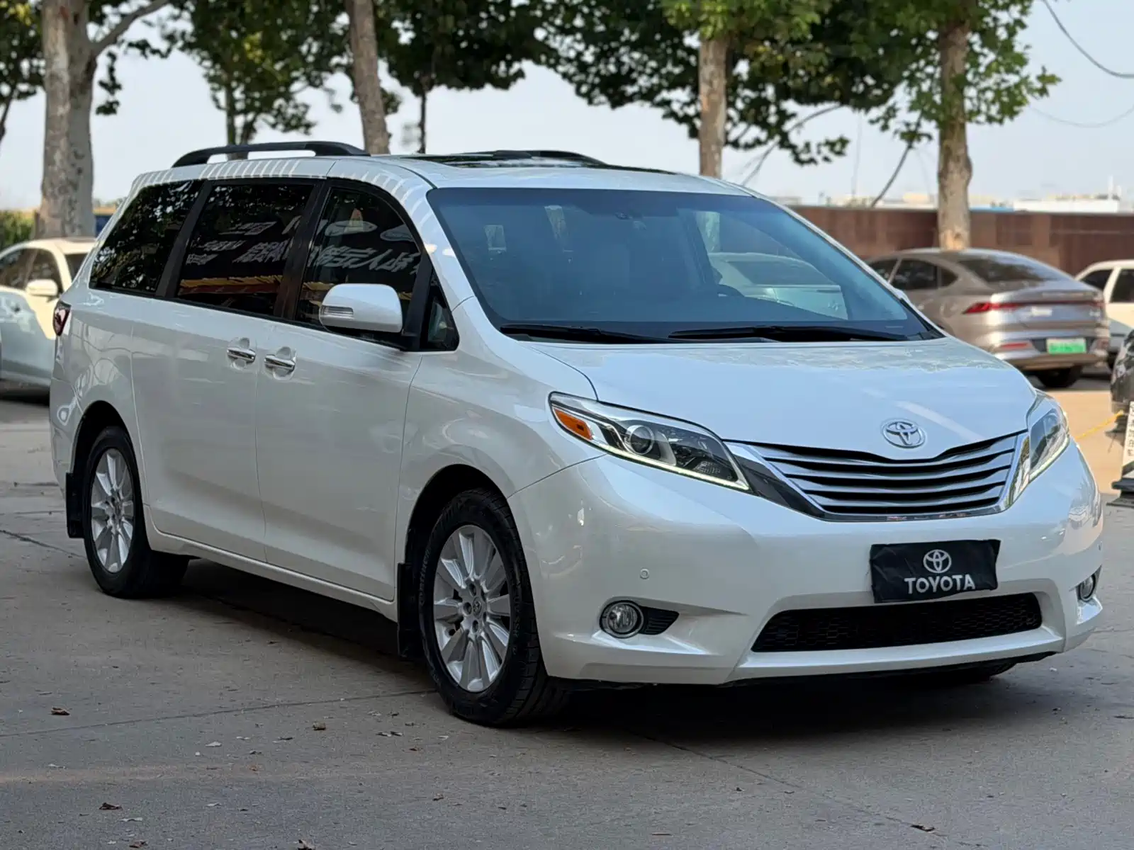 Photo 3 - Toyota Sienna