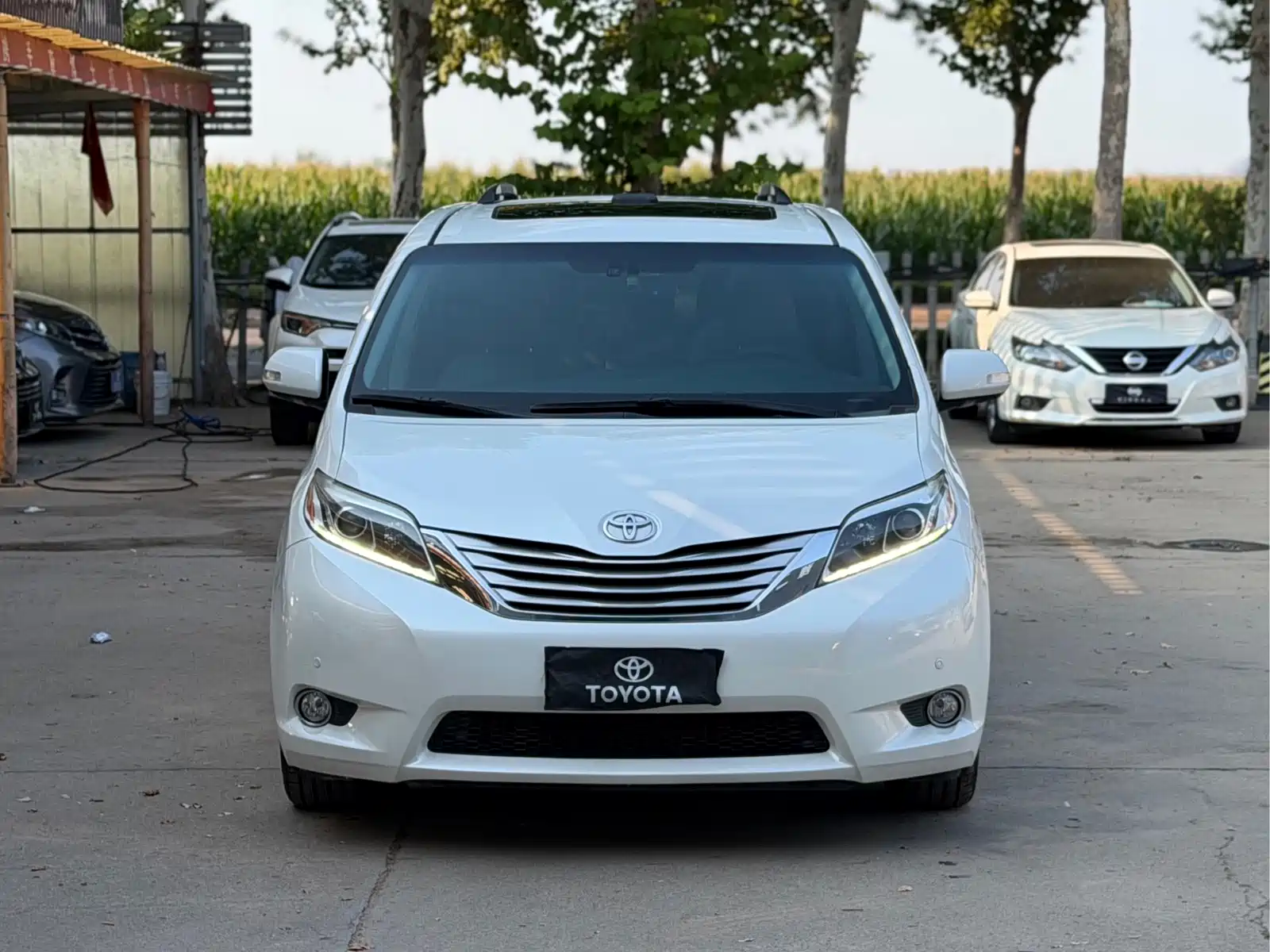 Photo 2 - Toyota Sienna