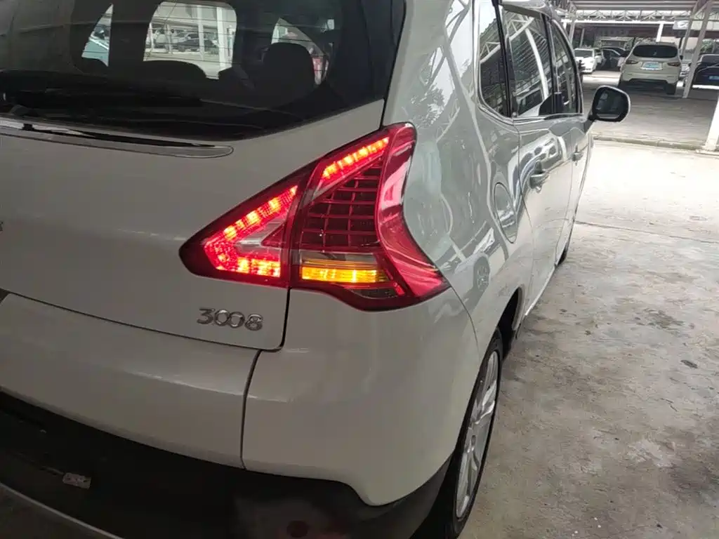 Peugeot 3008 2015 2.0L Automatic Classic Edition фото 8