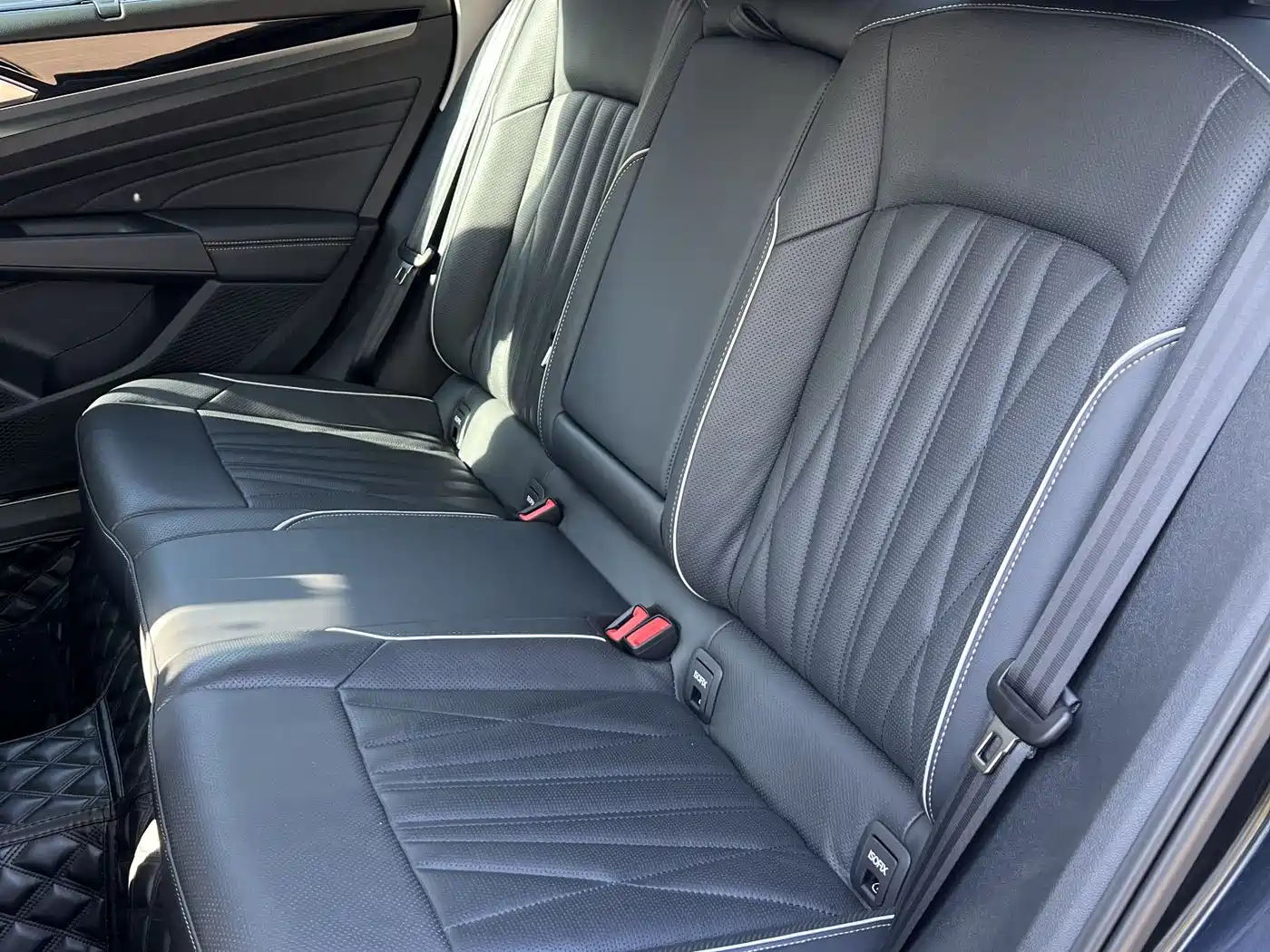 Volkswagen Passat 2022 330TSI Starlight Luxury Edition фото 13