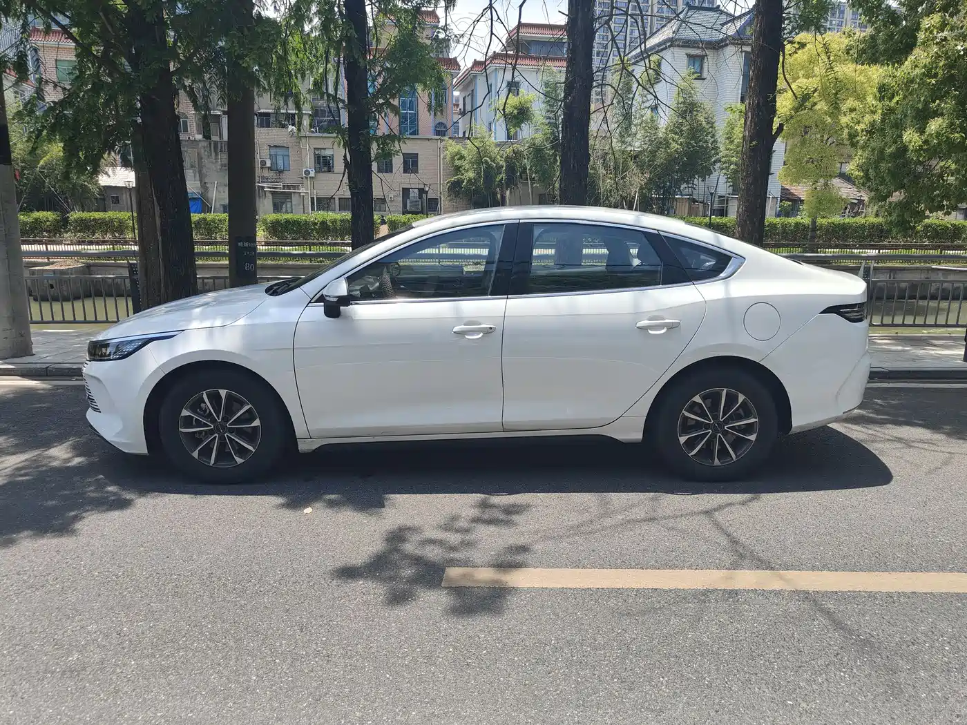 BYD Destroyer 05 2024 Glory Edition DM-i 55KM Luxury фото 4