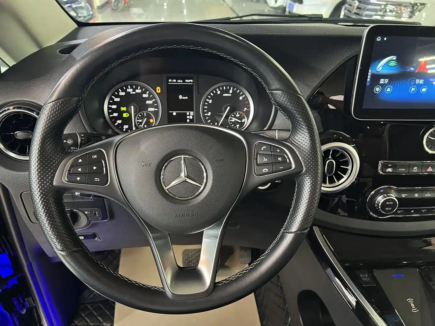 Mercedes-Benz Vito 2023 2.0T Business 7-Seater фото 5