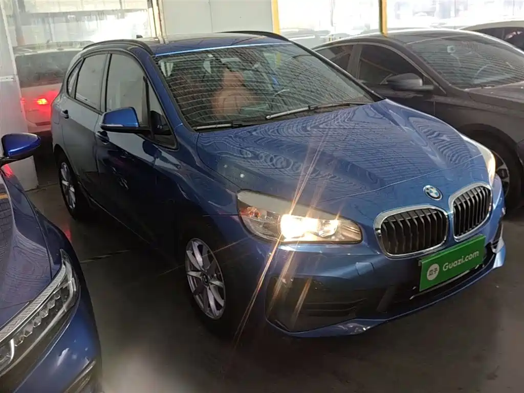 BMW 2 Series Touring 2018 218i Sport Line фото 4