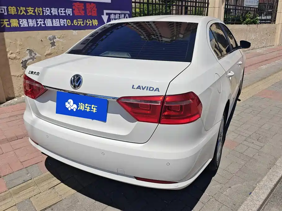 Volkswagen Lavida 2013 Facelift Classic 1.6L Manual Comfort фото 3