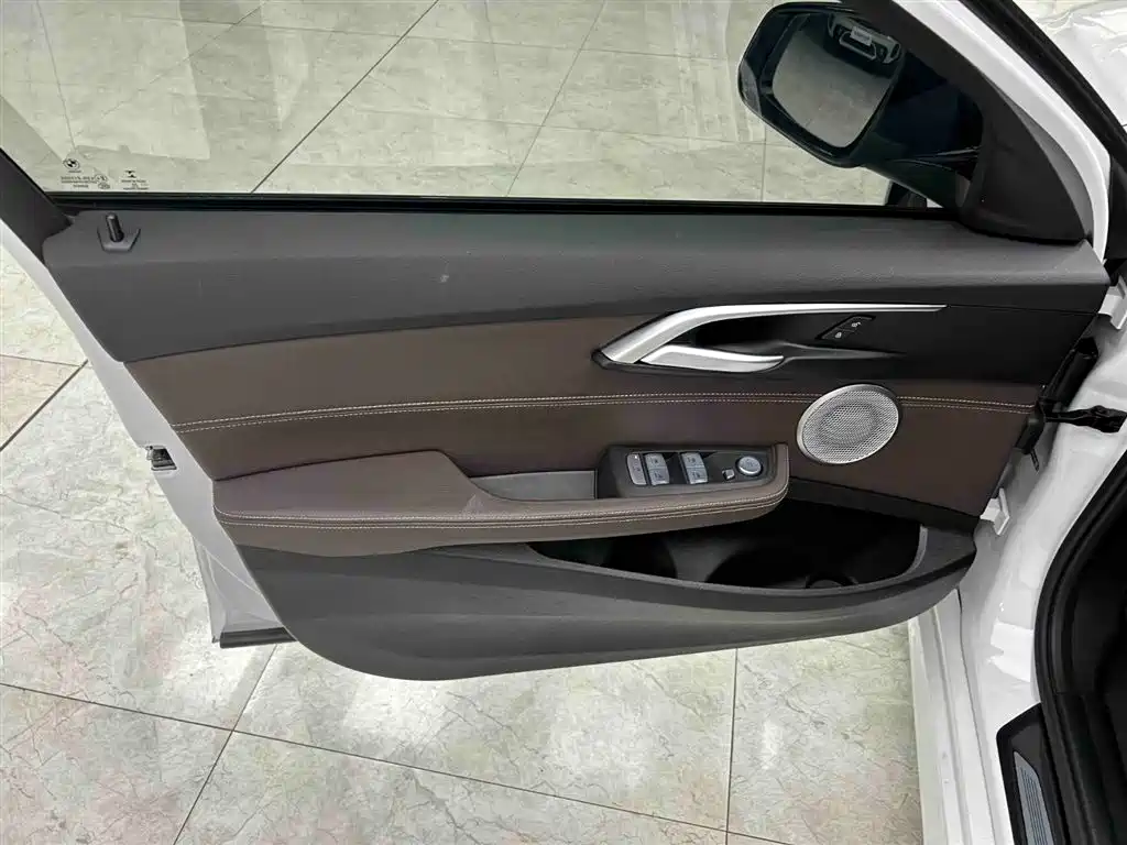 BMW 1 Series 2023 120i M Sport Shadow Edition фото 11