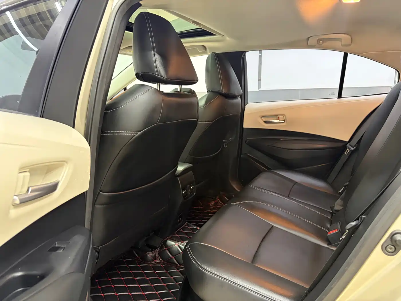 Toyota Corolla 2019 Hybrid 1.8L E-CVT GL-i Elite Edition фото 5