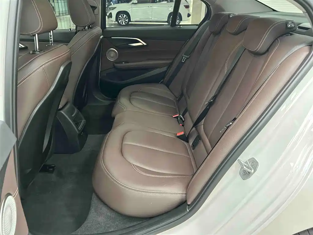 BMW 1 Series 2023 120i M Sport Shadow Edition фото 15