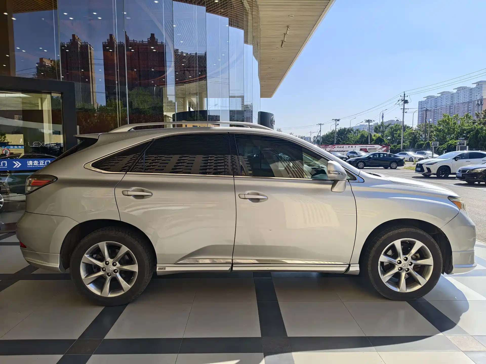 Photo 9 - Lexus RX Classic