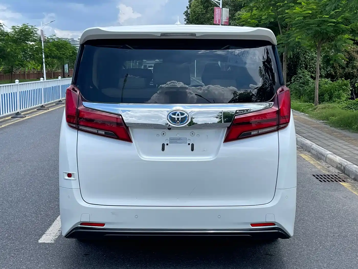 Toyota Alphard 2021 Hybrid 2.5L Luxury фото 5