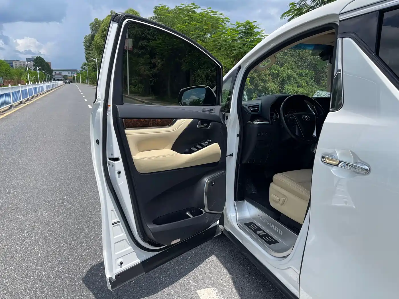 Toyota Alphard 2021 Hybrid 2.5L Luxury фото 23
