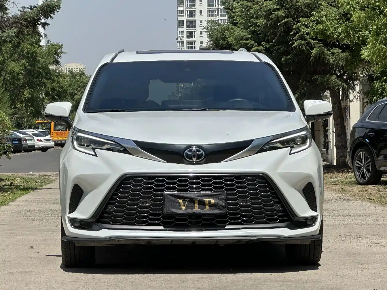 Toyota Granvia 2024 2.5L Hybrid Premium PLUS 4WD Edition фото 2