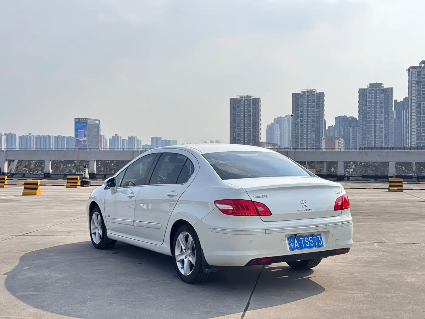 Peugeot 408 2013 2.0L Automatic Luxury Edition фото 6